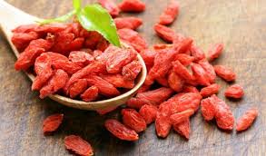 Goji berry mengandungi 500 kali ganda vitamin c daripada oren menjadikan ia nombor 3 makanan terkaya sumber vitamin c di bumi ini, selepas kakadu plum dan camu camu. 5 Manfaat Goji Berry Untuk Kesehatan Kulit Wajah Bikin Awet Muda