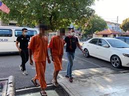 Tapi ada juga kes di mana ibu bertindak menyembunyikan kes kerana bimbang bercerai, diceraikan atau hilang tempat perlindungan. Dua Remaja Rogol Gadis Bawah Umur Direman Empat Hari