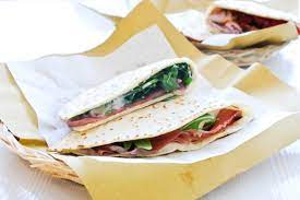 Questo significa che anche il pane azzimo va incluso nell'elenco (la miscelazione e la cottura del pane azzimo determinano comunque un parziale processo di fermentazione, anche se ridottissimo), così come le fette tipo wasa o altri tipi di pane e fette, anche se riportano la scritta senza lievito, il pain croustillante, le piadine, la carta da musica sarda. Prodotti Senza Lievito La Lista Di Alimenti