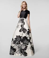Sono diversi, infatti, gli eventi in cui il dress code suggerisce un abbigliamento elegante. Abito Lungo Cerimonia Fiori Online