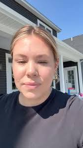 Amber Fahey's Instagram, Twitter & Facebook