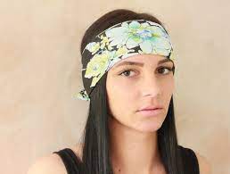 Nouer le bandana en dessous du chignon.porter un foulard en soie en bandana pour une femme autour du cou ou sur la tête est très tendance cette saison mais il faut savoir le mettre. 1001 Idees Comment Mettre Un Bandana Stylee Des Pieds A La Tete