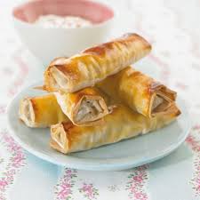 Für unsere frühlingsrollen wird das reispapier mit frühlingszwiebeln, hackfleisch und glasnudeln befüllt und anschließend frittiert. Vietnamesische Fruhlingsrollen Nem Ran Ha Noi Rezept Essen Und Trinken