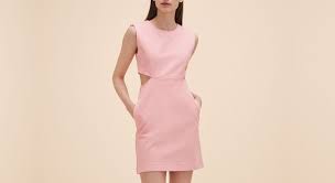 Chaque année aufeminin vous montre les plus belles robes de mariage de l'année des collections en cours pour que vous soyiez la plus belle le jour j. Invitee A Un Mariage 30 Robes Pour L Ete