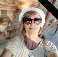 Ime je najvjerojatnije preuzeto iz popularne arapske pjesničke legende o  Medžnunu (značenje: bezuman, lud), mladiću koji se do ludila zaljubio u  Lejlu, kćer starješine susjednog plemena. Priča "Medžnun i Lejla" nastala je