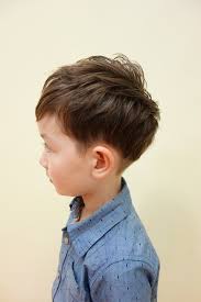 お耳の上からえり足の内側をバリカンで刈上げた ツーブロックスタイル 少し刈上げが見えるぐらいにトップもかるくしました こども専門の美容室 チョッキンズ 髪型 男の子 2歳 男の子 髪型 子供のヘアカット