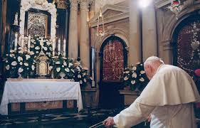 Jan Paweł II zawdzięczał jej powołanie i miłość do Kościoła. Najważniejszy  maryjny wizerunek w jego życiu