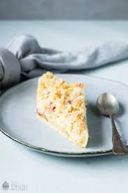 Den teig in eine mit fett ausgestrichene, leicht mit mehl bestäubte kleine springform einfüllen und glatt streichen. Rezept Rhabarberkuchen Mit Mandelstreuseln Saras Cupcakery