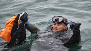 The plane lost more than 10,000 feet of a sriwijaya air passenger jet carrying 62 people lost contact with air traffic controllers after taking off. Egjz4no8immznm