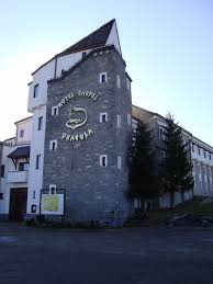 Un obiectiv interesant care atrage multi turisti este hotel castel dracula si am auzit ca aici ar fi si ceva de vizitat. Hotel Dracula Pasul Tihuta Romania Mapio Net