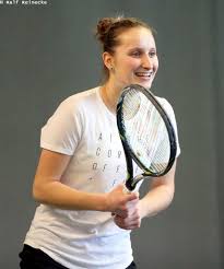 Tenistka markéta vondroušová oslavila v pondělí dvaadvacáté narozeniny a dnes se dočkala premiérového vítězství ve wimbledonu. Marketa Vondrousova Page 42 Tennis Forum