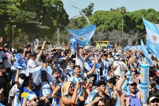 File:Hinchada argentina durante el partido Argentina-México.jpg - Wikimedia Commons