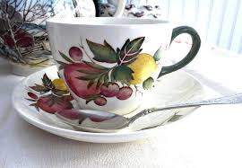 Foley bone china floral fruit swirl pattern freen inside. Https Www Antiquesandteacups Com Daily Https Www Antiquesandteacups Com Products Royal Albert Cake Plate Art Deco Dovecot Birds 1930s Cake Server Hand 2021 06 24t08 34 27 07 00 Daily Https Cdn Shopify Com S Files 1 0810 7243 Products 1930s