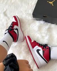 Pour les femmes, nous proposons des débardeurs portés près du corps de la marque nike pour un rendu féminin. 430 Idees De Air Jordan 1 Chaussures Air Jordan Jordan 1 Air Jordan