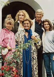 Trotz des studiums konnte sich maria furtwängler der schauspielerei nicht entsagen, so dass sie von 1987 bis 1993 für die serie eine glückliche familie gemeinsam mit maria schell und siegfried. Die Gluckliche Familie Tv Serie Erstausstrahlung Okt 1987 U A Mit Maria Schell Siegfried Rauch Maria Furtwa Kindheitserinnerungen Jugendfilm Alte Filme