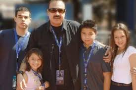 José emiliano aguilar, hijo de la superestrella pepe aguilar fue arrestado por agentes fronterizos el pasado 14 de marzo cuando intentó ingresar a cuatro ciudadanos chinos a estados unidos según. Reportan Arresto Del Hijo De Pepe Aguilar Por Presunto Contrabando De Humanos En La Frontera Chicago Tribune