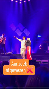 Huwelijksaanzoek afgewezen 💍❌, Nadat het zonder de publieke druk  schijnbaar niet was gelukt, leek het Nicky een goed idee om zijn vriendin  publiekelijk ten huwelijk te vragen tijdens een concert van ...
