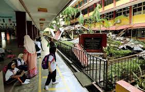 Tak sangka budak nerd sekolah aku tu ketua mafiakata arash separa berbisik.arash terkejut apabila bahunya disentuh.shhh.kalau tak nak mati. Angin Terbangkan Bumbung Sekolah