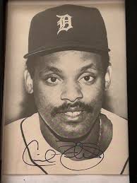 What does Derek Jeter's autograph look like?