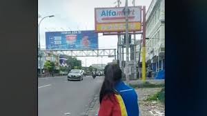 Untuk mengobatinya, ada beberapa cara alami yang mudah dan aman ketimbang harus menjalani operasi. Kejar Target Pegawai Minimarket Ini Rela Tawarkan Roti Di Toko Kompetitor