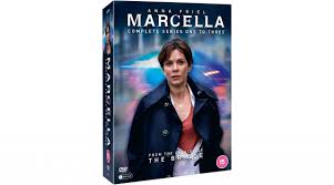 Marcella'nın 10 yıl önce takip ettiği ve sonuca ulaşamadığı bir cinayet davası tekrar ortaya çıkmaktadır. Win A Marcella Series 1 3 Boxset Heyuguys