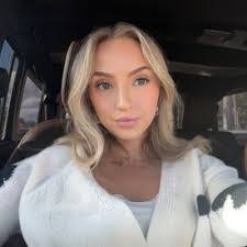 Jocelyn Hendrix's Instagram, Twitter & Facebook