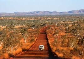 The town of alice springs straddles the usually dry todd river on the northern side of the macdonnell ranges. Darwin To Alice Springs And Uluru Transport And Prices