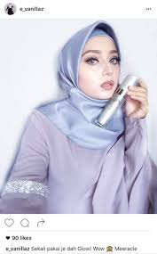 Untuk memakai masker, gunakan satu tangan untuk memegang bagian luar masker dan pasang kaitan pada telinga. Memang Guna Produk Ni Ada Kesan Meeracle Putrajaya Facebook