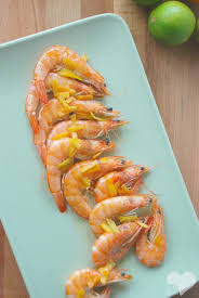 800 g langostinos 2 dientes ajo picados 1 cayena sal pimienta blanca aceite de oliva virgen extra 1 copa oporto perejil picado. Langostinos Al Horno Con Aroma De Citricos