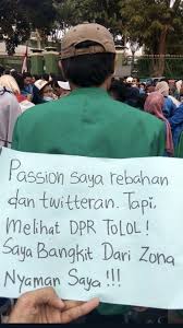 Kaum Rebahan Sampai Bangkit Ini 7 Meme Kocak Yang Menohok Dpr Ri