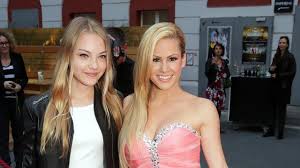 This is how happy her new life in the country makes her. Das Ist Cheyenne Ochsenknecht