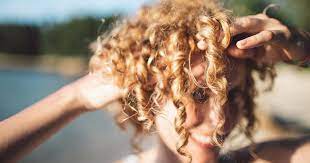 Always apply a plant oil on your hair before swimming or going out in the sun. How To Make The Sun Lighten Your Hair If You Want To Be Naturally Brighter This Summer