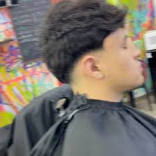 💈 “𝕮𝖆𝖑𝖑𝖆𝖉𝖎𝖙𝖔𝖘… 𝖊𝖑 𝖇𝖆𝖗𝖗𝖎𝖔 𝖞𝖆 𝖘𝖆𝖇𝖊 𝖖𝖚𝖎𝖊́𝖓  𝖕𝖔𝖓𝖊 𝖊𝖑 𝖊𝖘𝖙𝖎𝖑𝖔.” #lamafiarifa , Sigue a : @pachekuttz_on3ight  @mafiabarbershopcdmx , #barber #barbershopconnet #barberos_latinos