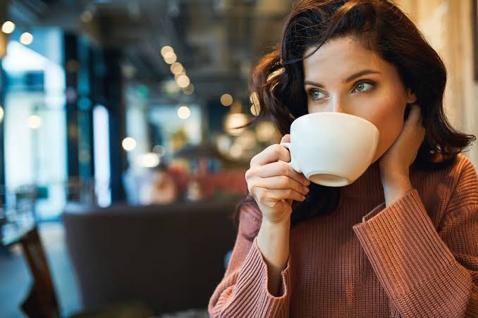 SIE SERVIERTE EINEM ALTEN MANN JEDEN TAG KAFFEE – NACH SEINEM TOD ERFUHR SIE, WAS ER FÜR SIE GETAN HATTE