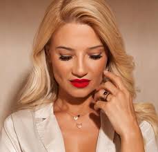 Από το 2012 διατηρεί επίσης το blog faysbook.gr. Faih Skorda Dexthke Protash Gamoy Apo Ton Syntrofo Ths Apanthse On Air Kefaloniapress Gr