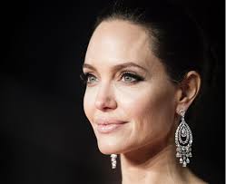 Voight), ранее джоли питт (англ. The Real Reason Angelina Jolie Carries This 135 Face Oil In Her Bag Newbeauty