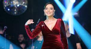 Ebru gündeş, sosyal medya hesabı üzerinden bir sahne kıyafetini satılığa çıkardığını ve gelirini hayır kurumuna bağışlayacağını duyurdu. Ebru Gundes Hayranlarini 30 Yil Oncesine Goturdu Magazinn Com