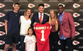 The kansas city chiefs player and his longtime girlfriend are finally tying the knot. Who Are Patrick Mahomes Parents Meet The Quarterback S Mom And Dad