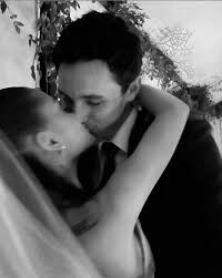 Grande and gomez started dating in early 2020, and announced their engagement in december. Bzonrxhc4aayfm