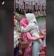 Ibunya sudah bekerja selama 8 tahun menjadi pembantu rumah tangga di tempat sang. Nyesek Datangi Nikahan Mantan Wanita Ini Nangis Peluk Ex Calon Ibu Mertua Di Pelaminan