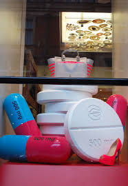 Window Visual Merchandising Vm Christian Louboutin Jan 2013 London Via Hmvm Co Uk Escaparates Disenos De Unas Exposiciones