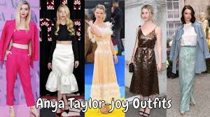 El maestro luisón muestra algunos planes muy ambiciosos para jugar con las piezas blancas en estas líneas. Outfits De Anya Taylor Joy Gambito De Dama Tu Moda Ideal Youtube