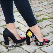 Jean Stiletto Modellerini Yirtik Kotlarinizla Kombinleyin Tarzinizi Yansitin Desenli Stiletto Kalin Topuklu Stiletto Kot Zapatos Zapatos Zapatillas Tacones
