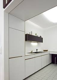 Oberschrank in weiß drehtür mit dämpfung 2 verstellbare einlegeböden hängend melaminharzbeschichtet griffleiste in eichefarben online kaufen! Son Raumarchitektur Berlin Mitte Prenzlauer Berg Kuche Weiss Oberschrank Hochschrank Oberschranke Weisse Kuche Hochschrank