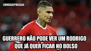Nas redes sociais, os internautas repercutiram o 'traje' do atleta. Os Melhores Memes Da Vitoria Do Flamengo Sobre O Internacional Lance