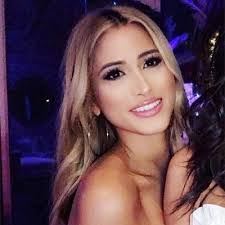 Robyn Crowley's Instagram, Twitter & Facebook