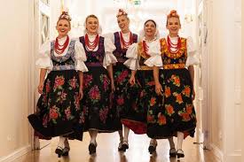 To drugi wynik w historii polskiej lekkoatletyki. Poznajecie To Zlote Aniolki Reprezentacji Polski Zaspiewaly Piosenke W Strojach Ludowych Wideo Super Express