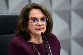 Damares volta atrás após dizer que "torce" por reeleição de Leila