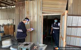 Definisi biaya tenaga kerja langsung adalah biaya untuk tenaga kerja yang secara langsung menangani proses produksi atau bisa dihubungakan langsung dengan barang jadi. Pekerja Asing Bersesak Dalam Asrama Kontena Tanpa Pengudaraan Baik Free Malaysia Today Fmt