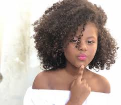 Menina que teve cabelo alisado pela namorada do pai volta a ter cachos